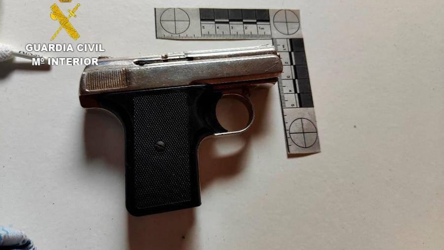 Arma que fue encontrada en el domicilio donde residía la pareja detenida. foto: GC