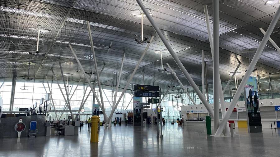 El Aeropuerto Rosalía de Castro de Santiago recibe los primeros vuelos internacionales tras la pandemia del covid. EUROPA PRESS