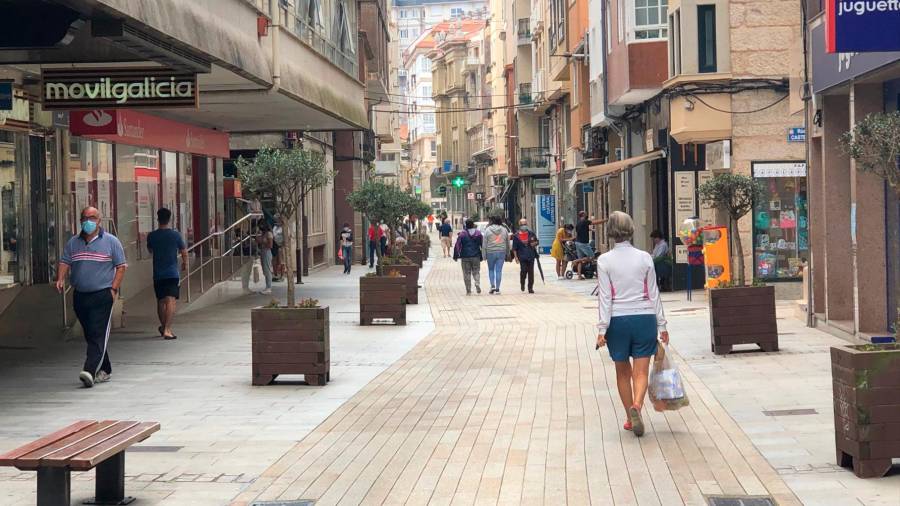 Vista parcial da peonil rúa de Galicia, o principal eixo comercial de Ribeira. Foto: Suso Souto