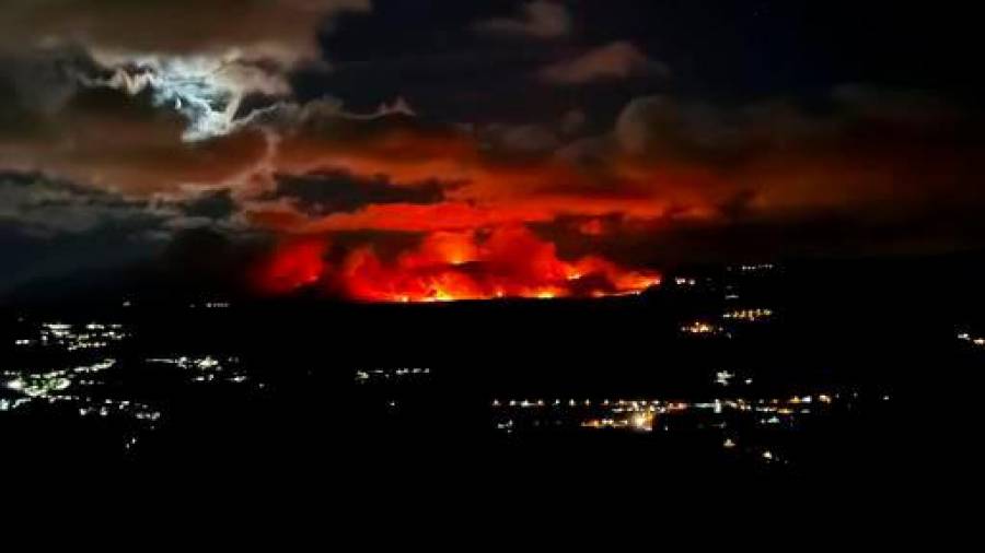 Vista nocturna y al amanecerdel incendio de Boiro. Fotos: Quin Ribeiro, Fran Alcalde y Gerardo Triñanes