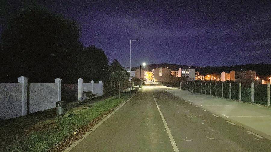 Imaxe da rúa Louráns na Bandeira totalmente a escuras hai uns días pola noite. Foto: P.S.