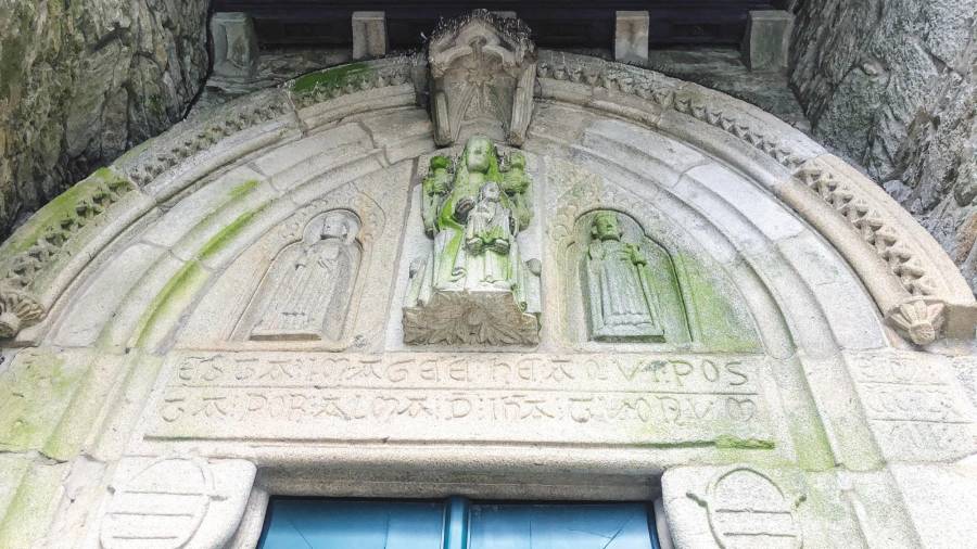 Detalle de la puerta gótica del cementerio de Bonaval. Foto: ECG