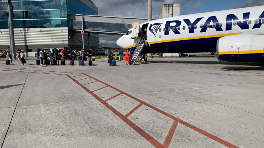vuelos. Pasajeros embarcan en un avión operado por la compañía aérea Ryanair que sale desde el aeropuerto de Lavacolla-Rosalía de Castro (Santiago). Foto: Arturo R. 