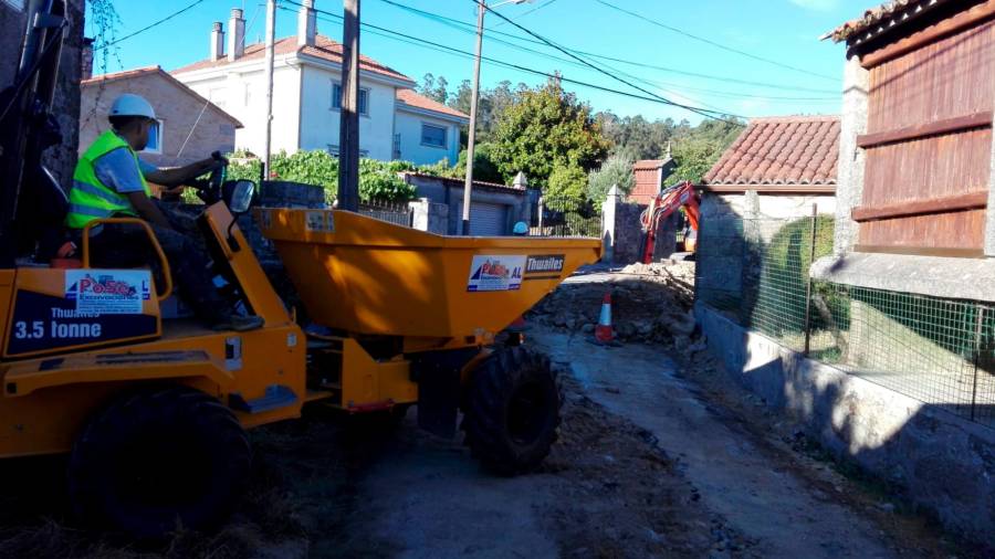 Un operario traballa nas obras de saneamento na parroquia amiense de Trasmonte