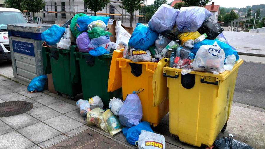 Las bolsas de basura rebosan los contenedores de la calle S.D. Compostela