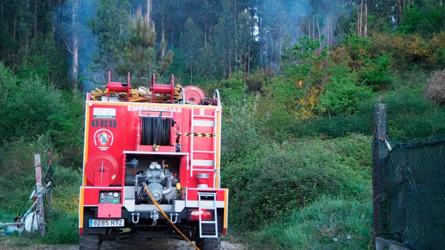 Incendio forestal con tres focos en Castiñeiro do Lobo