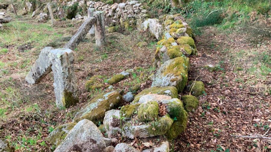 3 Pedras dun muro na Galea Vella, na parroquia de Bealo, en Boiro. Foto: Apatrigal