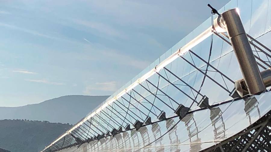 Paneles que concentran los rayos del astro rey en la planta termosolar de Puertollano. Foto: Grupo Ence