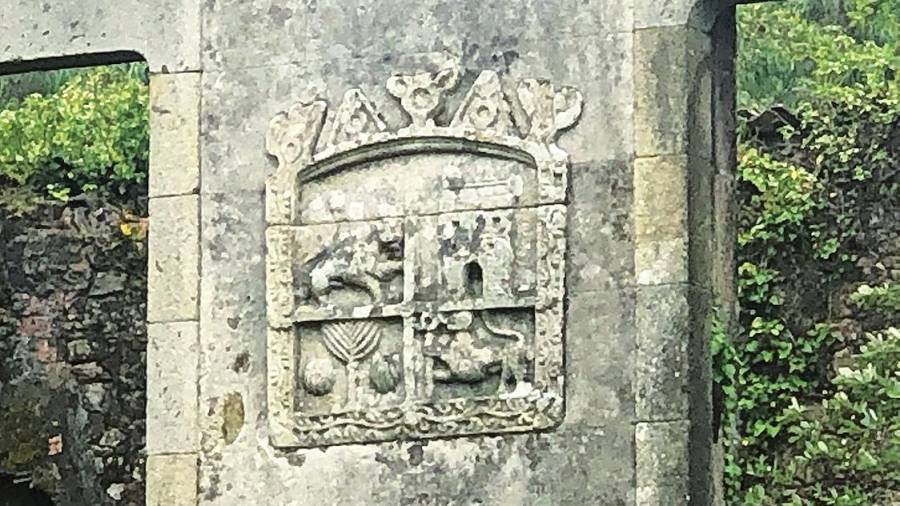 escudo. Símbolos de León y Castilla, de la Abadía de San Martín Pinario y de la Real Congregación de San Benito.