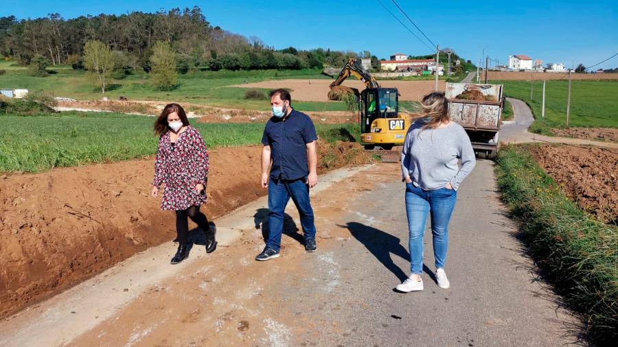 O alcalde de Ponteceso coas dúas concelleiros do goberno local supervisando as obras da estrada de Vilasuso a Tallo. Foto: C. P.