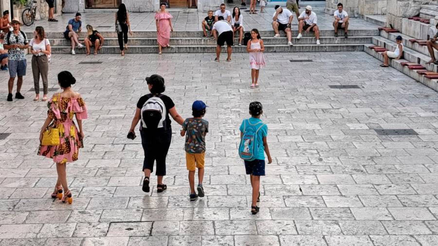 La conciliación, clave en los hogares con hijos, es fundamental aquí y en Split, Croacia, donde pasea una familia gallega. Foto: S. R.