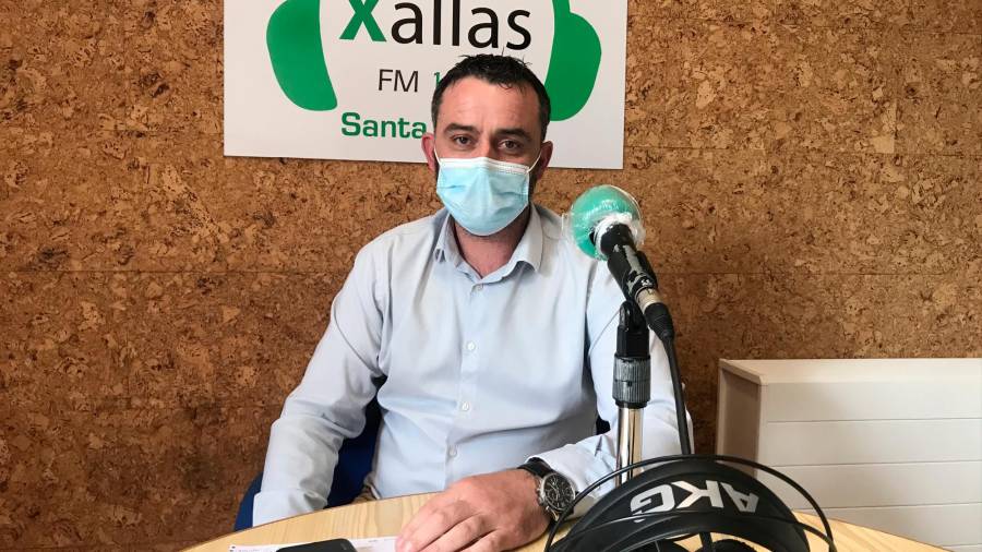 El alcalde de Santa Comba por Compromiso por Galicia, David Barbeira, en los micrófonos de Radio Xallas. Foto: Lema