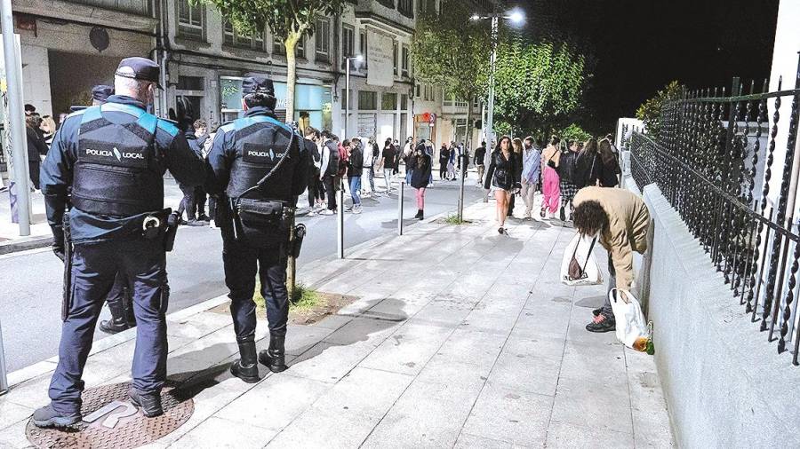 policías vigilando los alrededores de una discoteca de Santiago durante el pasado curso universitario. Foto: E. P