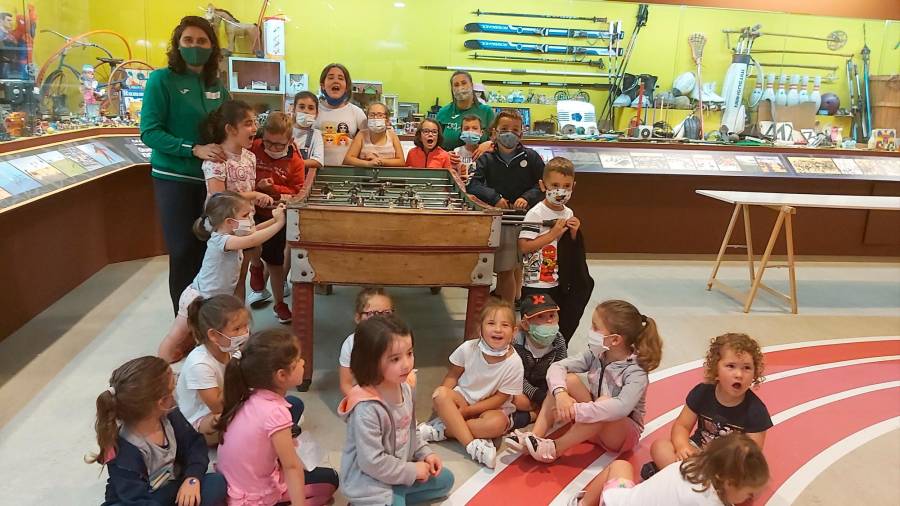Visita de nenos e nenas de Vimianzo ao Melga. Foto: R.P.