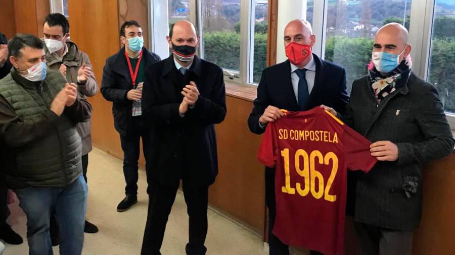 Rubiales entregó a Antonio Quinteiro, presidente del Compostela, una camiseta de la selección española. Foto: RFGF