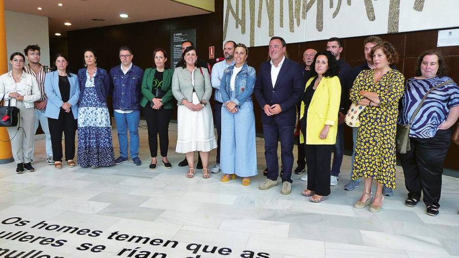 Valentín González, no centro, con alcaldesas, alcaldes, concelleiros e outros representantes do PSdeG provincial en Vimianzo. Foto: J. M. R.