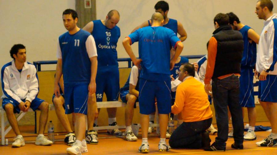 Emilio Suárez dando instrucciones a sus jugadores en la fase de Noia.