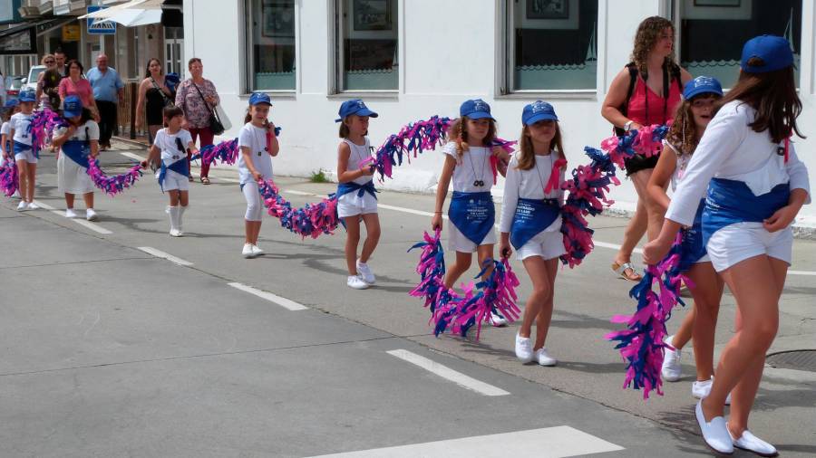 Grupo de nenos e nenas que interpretaron a popular danza de arcos. Foto: J. M.
