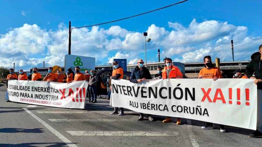 Tampoco en A Coruña bajan los brazos los operarios de la planta de Alu Ibérica, que mantenían ayer las protestas ante la planta. Foto: Rebelión Aluminio