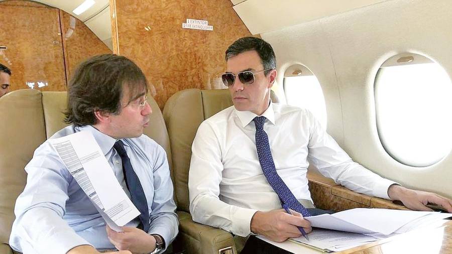 Pedro Sánchez y José Manuel Albares en uno de los viajes en avión oficial. Foto: E. C. G.