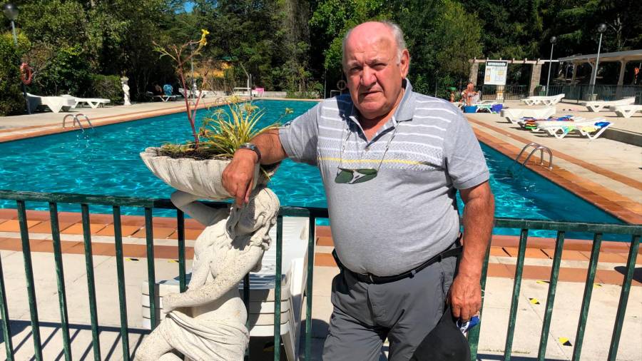 Manuel Domingo Rodríguez Fernández, junto a la piscina del campin que regenta en Ribeira. Foto: Suso Souto 