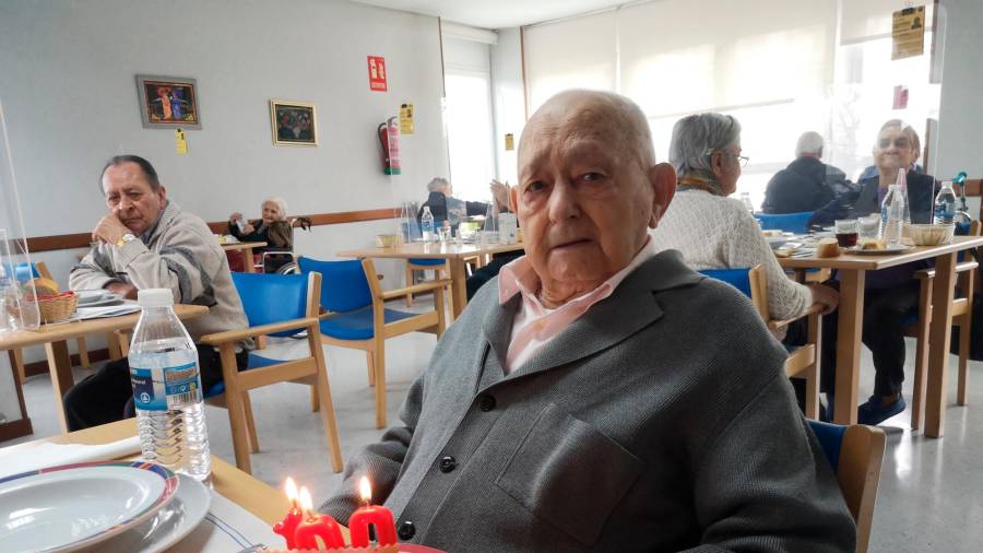 Benigno Díaz celebrando su reciente centenario en la residencia de Monforte de Lemos Foto: ECG
