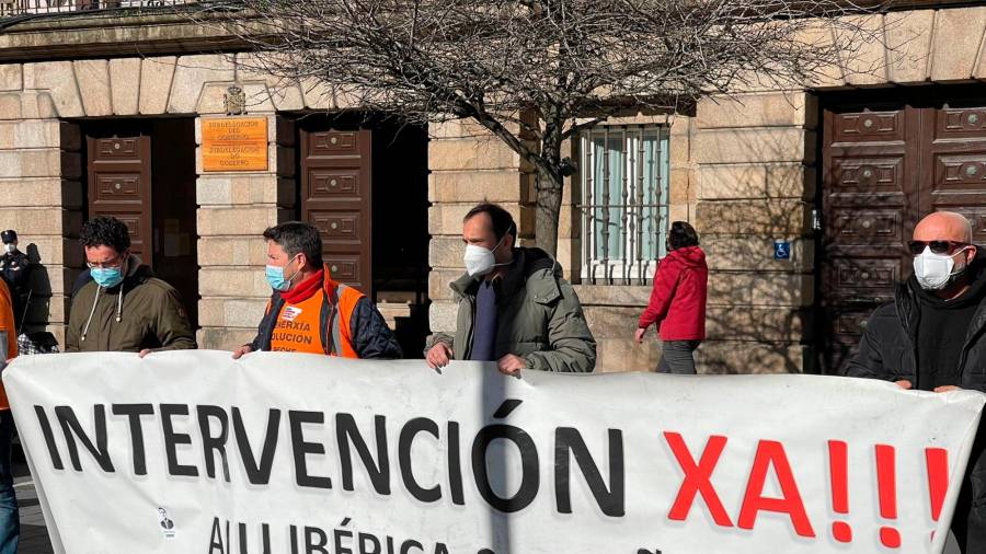 Protesta de los trabajadores de Alu Ibérica en A Coruña encabezada por el comité de empresa. Foto: Rebelión Aluminio