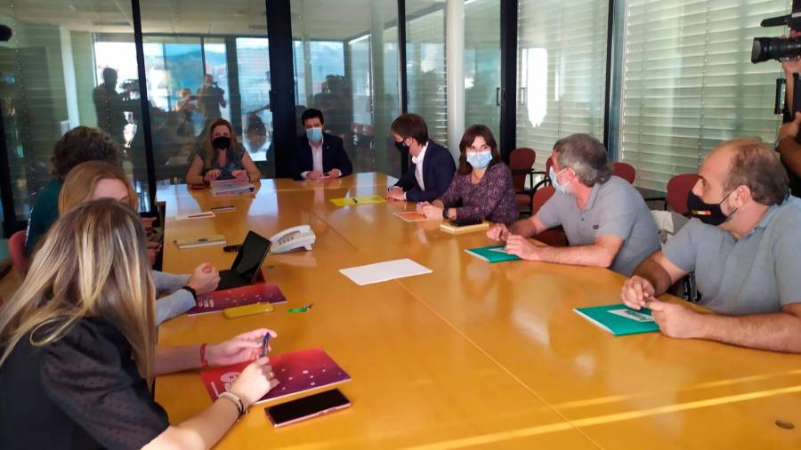 Representantes de los partidos de la oposición en Badalona, durante la reunión para intentar presentar una moción de censura contra el alcalde, Xavier García Albiol. Foto: E.P.