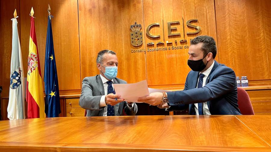 Agustín Hernández, a esquerda da imaxe, con Fernando Suárez onte tras a firma do convenio. Foto: Cpeig