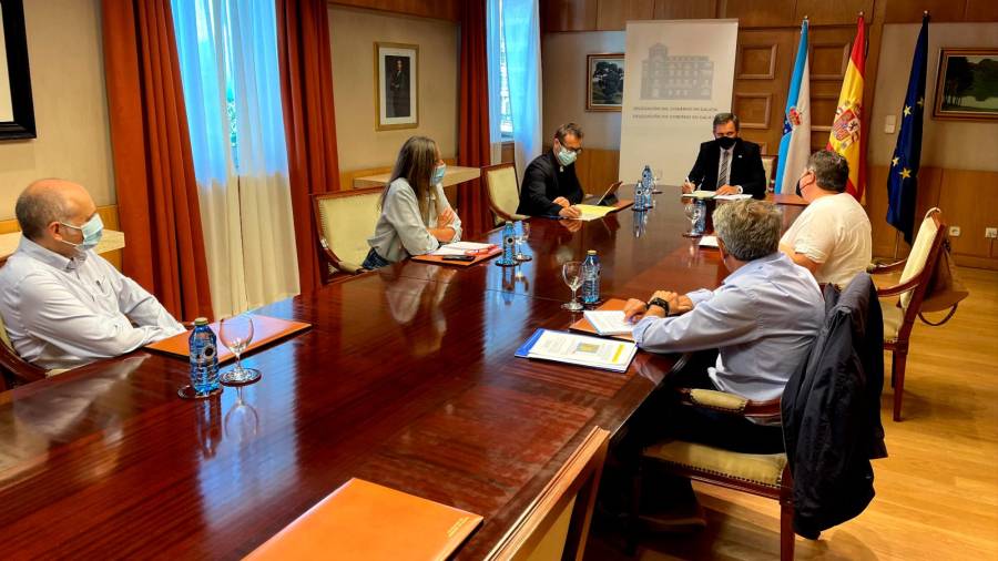 Reunión de José Miñones con los miembros de plataformas de vecinos afectados por proyectos eólicos. Foto: D. G.