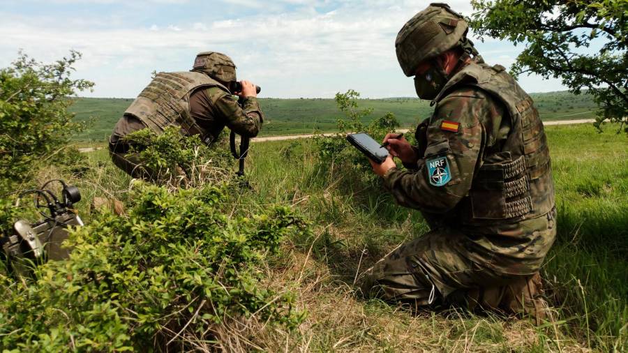 vigilancia. Soldado Brigada Galicia VII controlan un objetivo durante el Ejercicio Steadfast Defender 2021 en Cincu (Rumania). Foto: Brilat