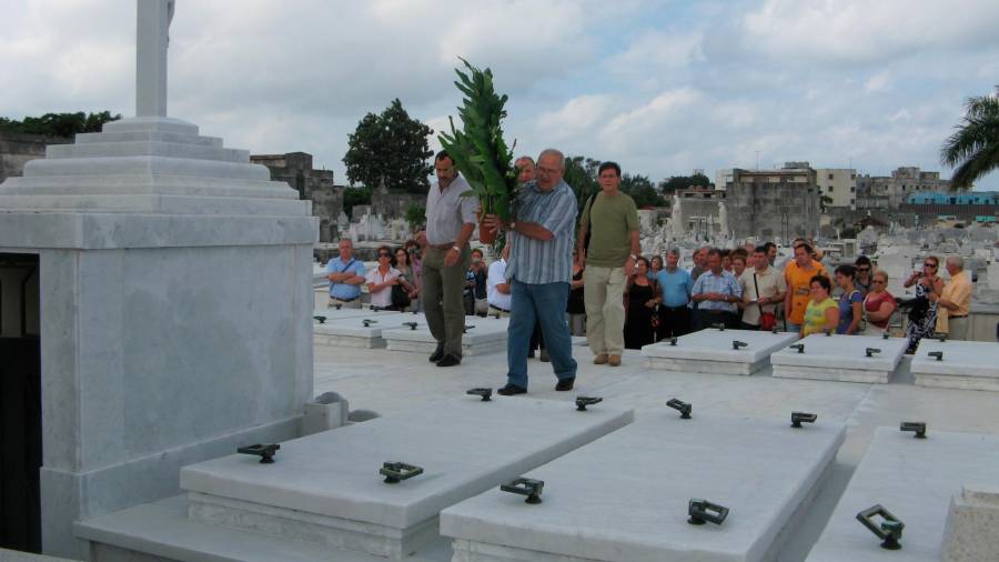 Ofrenda da Unión Barcalesa con motivo do seu centenario no Cemiterio Colón da Habana. Foto: ECG