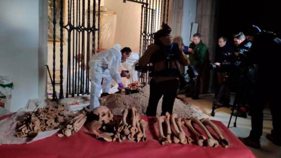 arqueología. RTVE está realizando una miniserie paralela a la investigación sobre el análisis de los restos llevado a cabo por el catedrático de la Universidad de Granada, José Antonio Lorente. Foto: RTVE