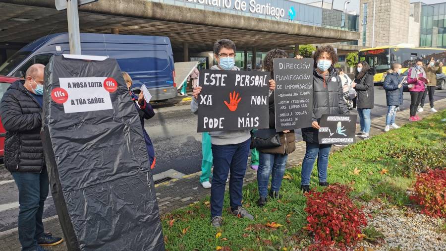 Protesta de los profesionales sanitarios de la UCI de Adultos del Hospital Clínico de Santiago de Compostela. EUROPA PRESS