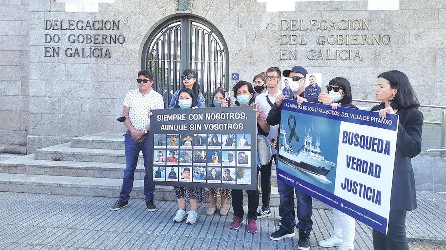 Familiares del ‘Villa de Pitanxo’ durante la protesta ayer en A Coruña. Foto: E.P. 