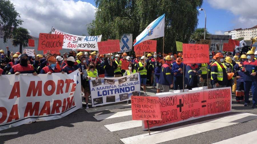Protesta de trabajadores de Alcoa ante la Xunta. EUROPA PRESS