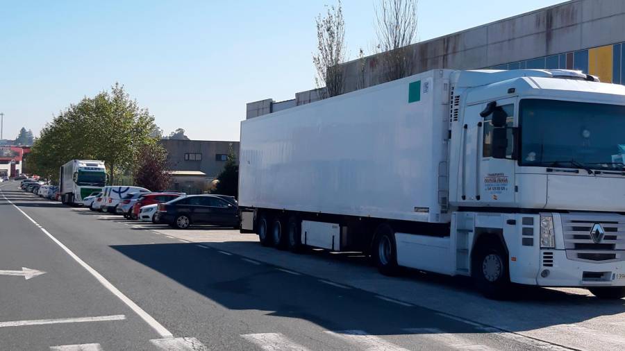 Dende a Asociación Área Empresarial do Tambre recomendan que os vehículos pesados que fosen estacionar durante varios días, o fagan na zona da Sionlla. Foto: ECG