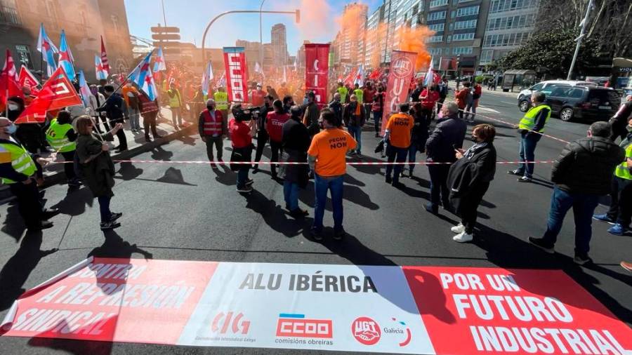 Vista del inicio de la protesta por Alu ibérica en A Coruña convocada por los sindicatos CCOO, UGT, y CIG. Foto: Rebelión Aluminio