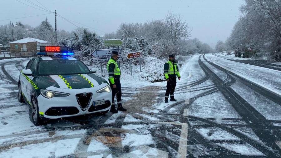 Agentes de Tráfico regulan la circulación con nieve en Ourense. GUARDIA CIVIL 21/02/2021