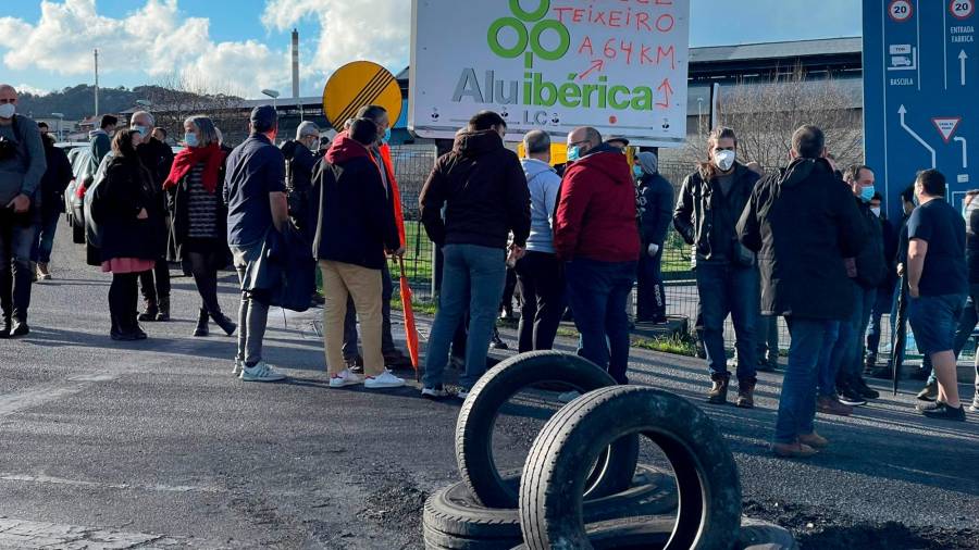Trabajadores de Alu Ibérica A Coruña concentrados delante de la factoría. Foto: Rebelión Aluminio