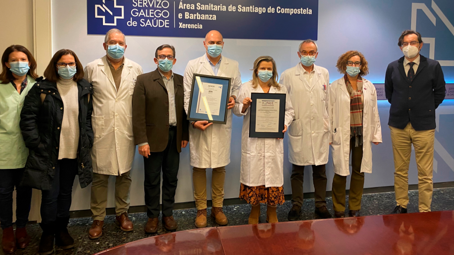 Docentes y doctores de la unidad premiada tras recibir su acreditación en el Hospital Clínico Universitario de Santiago