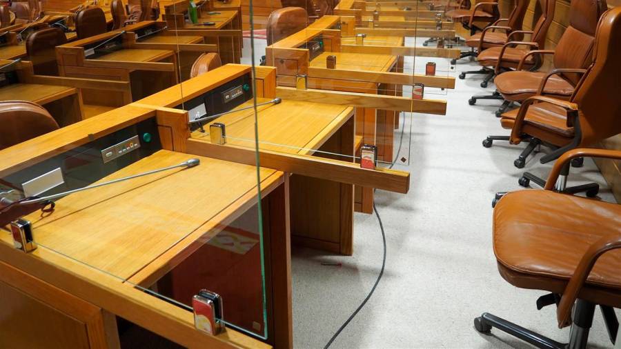 medidas de seguridad. Unas mamparas de cristal separan los escaños para evitar el contacto en la medida de lo posible debido a la pandemia de coronavirus. Foto: Parlamento