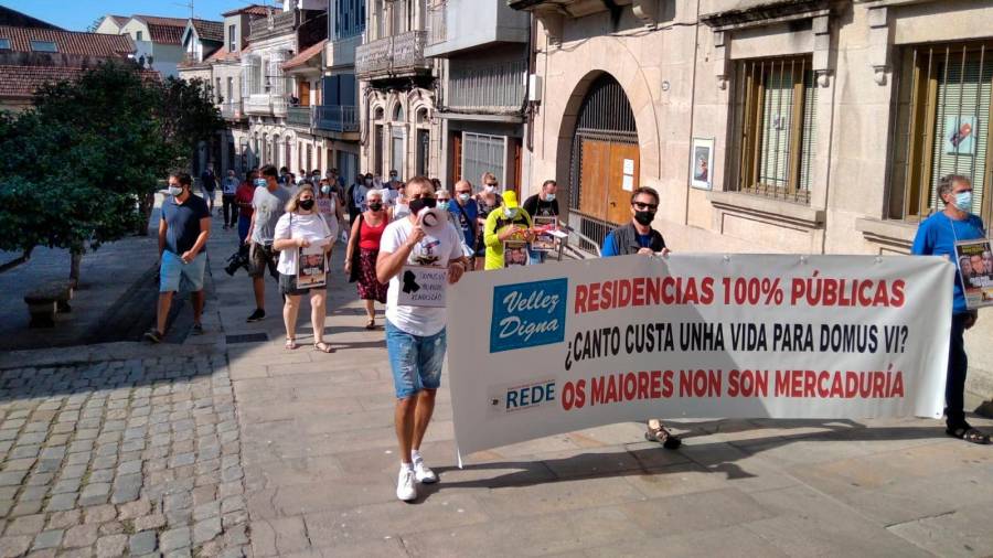 Protesta que recorrió Cangas para reclamar que se conozca qué pasó en la DomusVI de Aldán. Foto: Vellez Digna
