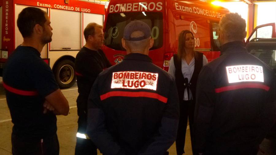 Personal del cuerpo de bomberos de Lugo, en una reunión con la alcaldesa Foto: ECG