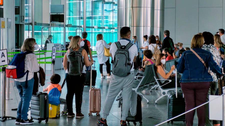 Viajeros ayer esperando un embarque de Vueling en el aeropuerto de Santiago-Rosalía de Castro. Foto: Fernando Blanco