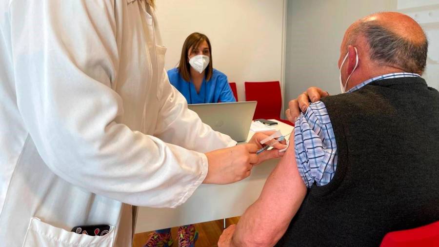 Un hombre recibe la vacuna contra la COVID