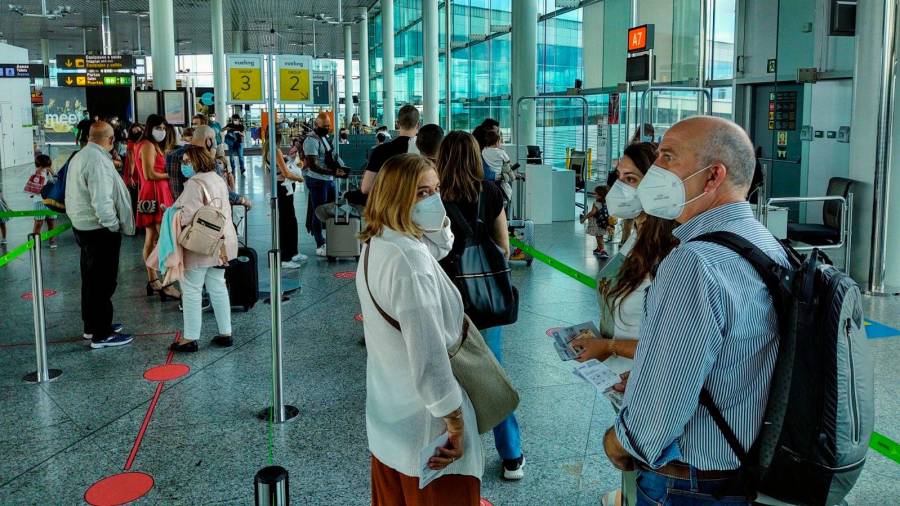 Usuarios de Lavacolla, principal aeropuerto de Galicia con casi tres millones de pasajeros (antes del COVID), hacen cola para el embarque. Foto: Fernando Blanco 