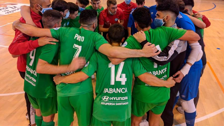 con honor Los integrantes del Santiago Futsal hacen ‘piña’ tras el choque. Foto: S. F.