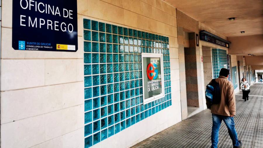 Acceso a la oficina del Servizo Público de Emprego compostelana que hay al lado del Parlamento de Galicia. Foto: S. R.