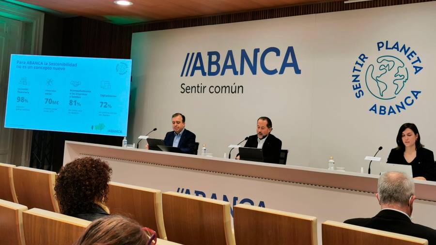 De izquierda a derecha Francisco Botas, consejero delegado de Abanca; Juan Carlos Escotet Rodríguez, presidente de la entidad financiera, y María García Cabeza, responsable de Sostenibilidad. Foto: S. R.